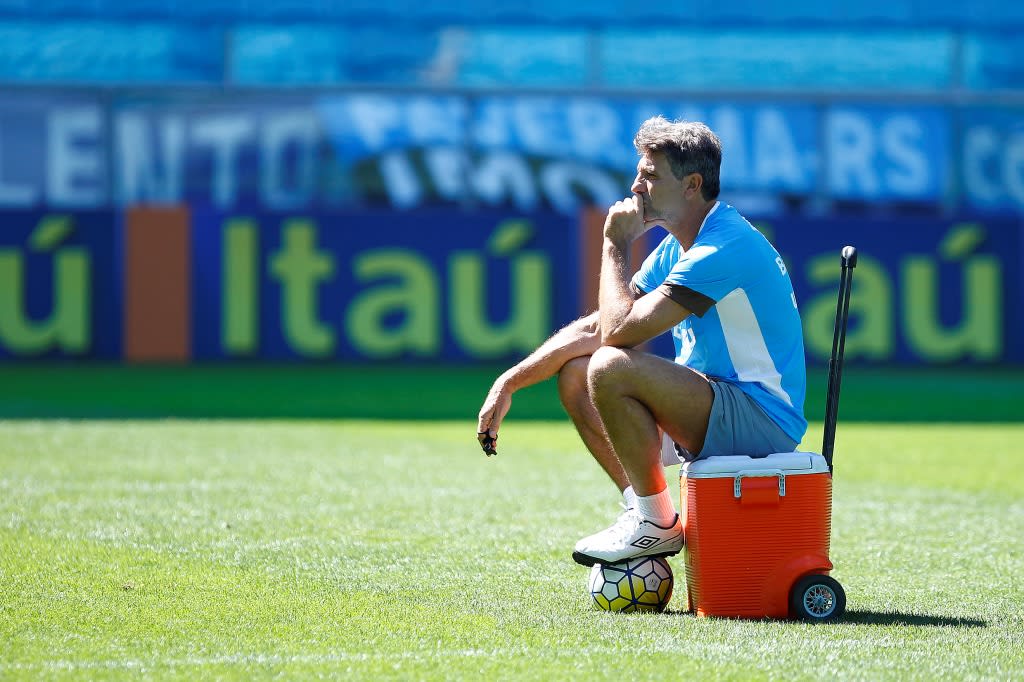 Preços altos deixam Grêmio distante de atender pedidos de reforços feitos por Renato Portaluppi