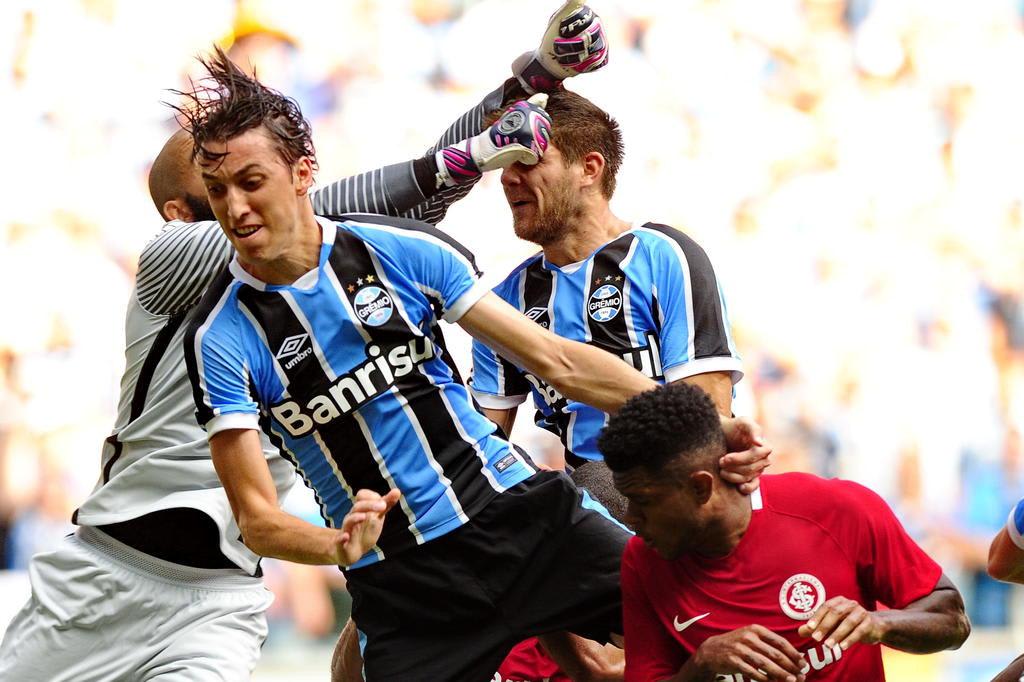 Grêmio aposta na segurança de sua zaga na abertura da semifinal contra o Cruzeiro, no Mineirão