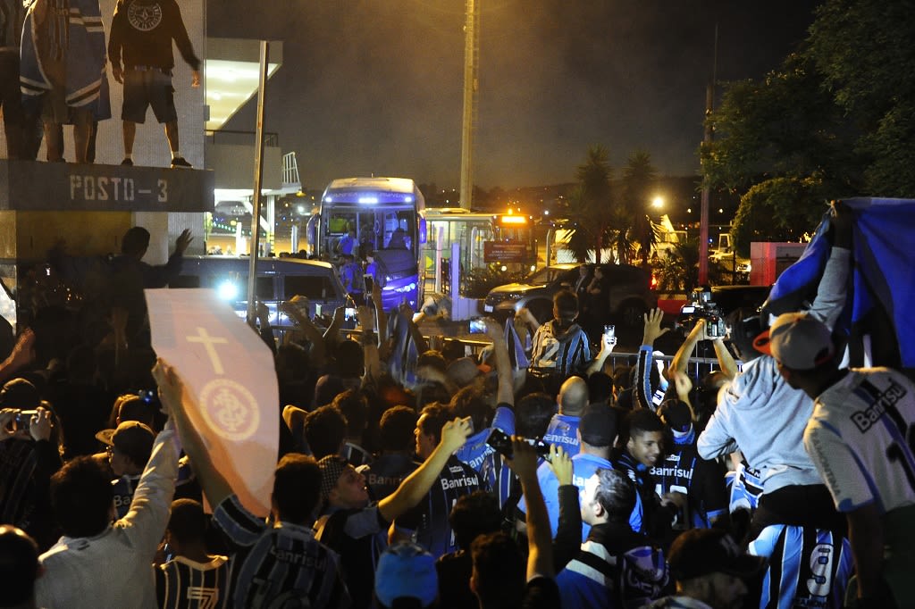 Após vitória sobre o Atlético-MG, Grêmio é recepcionado pela torcida com festa em Porto Alegre