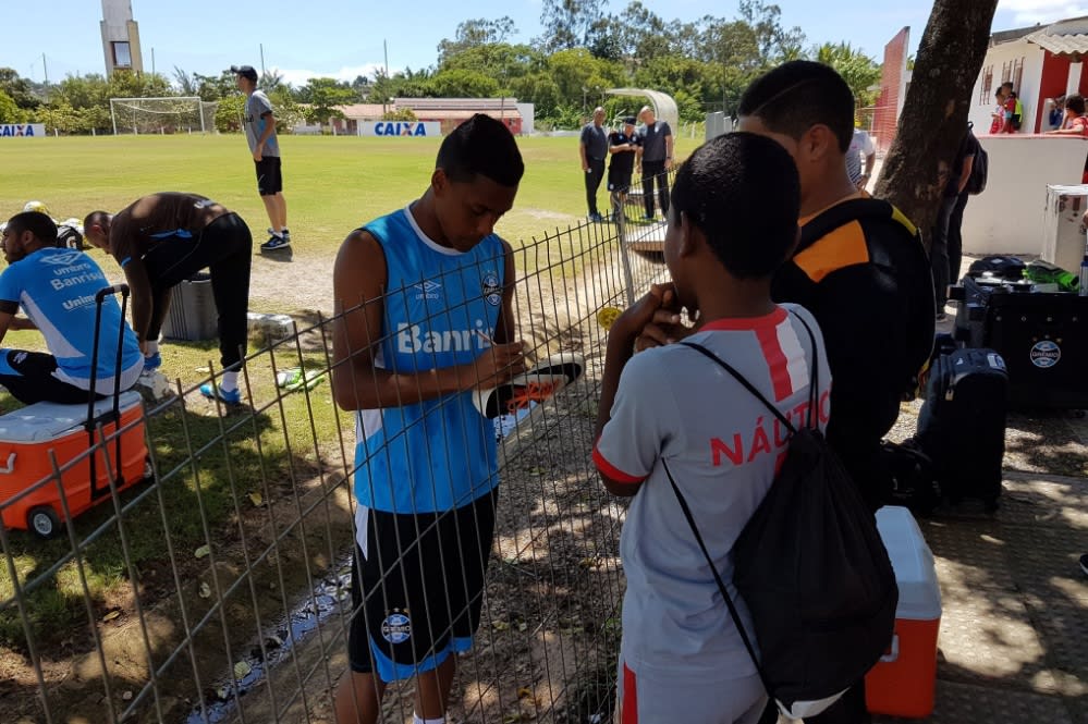 Pedro Rocha é tietado e vira atração em treino do Grêmio no Recife