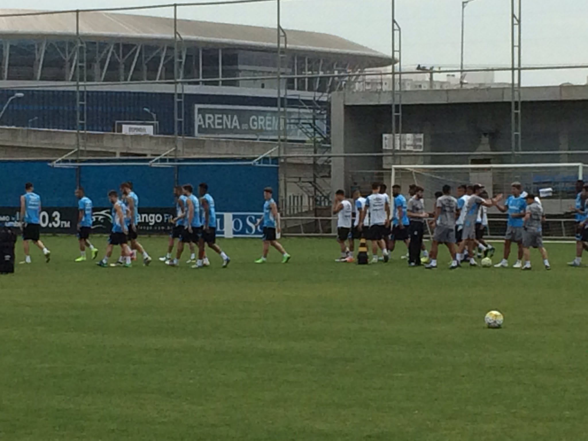 Renato prioriza conclusões a gol em treino dos titulares em Porto Alegre