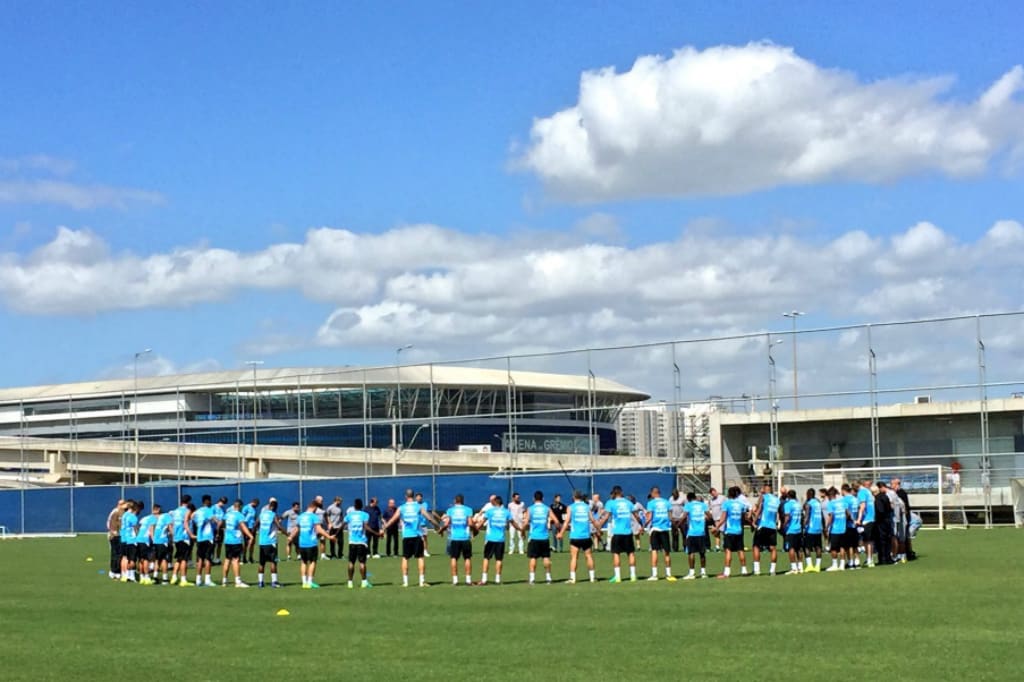 Grêmio faz homenagem à Chapecoense antes de treino