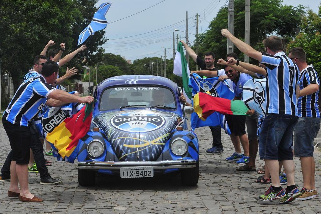 A bordo de Fusca tricolor, gremistas de Santa Maria vão à final da Copa do Brasil