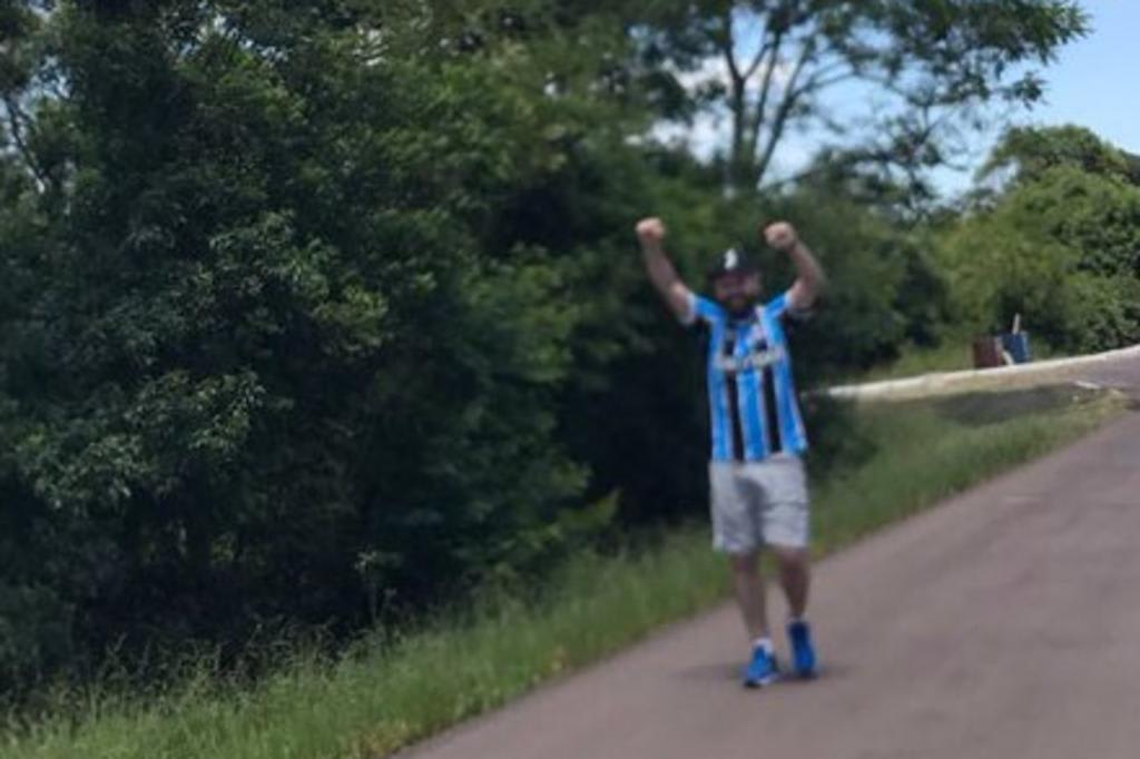 Gremista cumpre promessa pelo Penta e caminha da Arena até a casa de Romildo Bolzan, em Osório