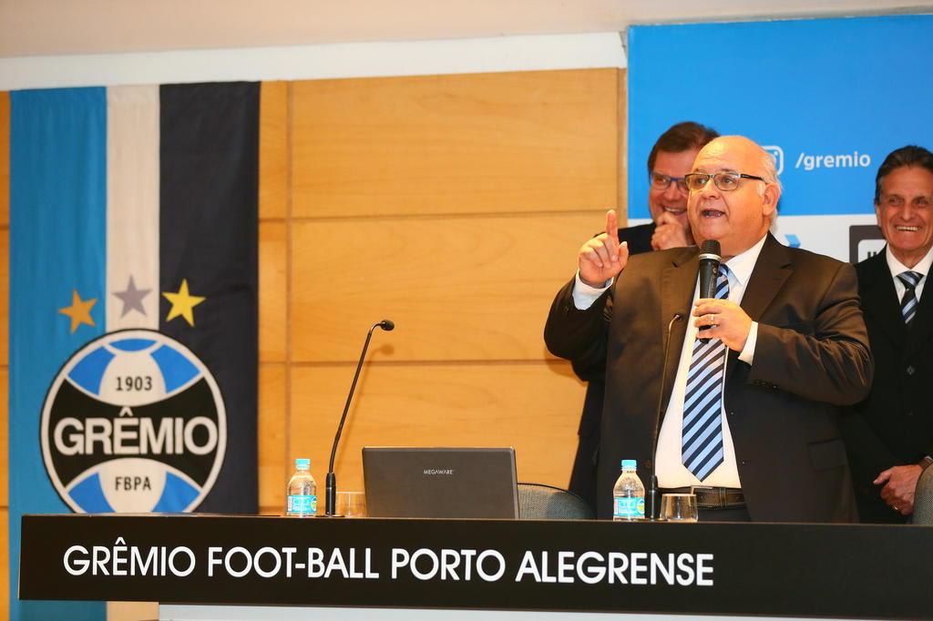 A negociação tem que atender aos interesses do Renato e aos do Grêmio também, diz Romildo