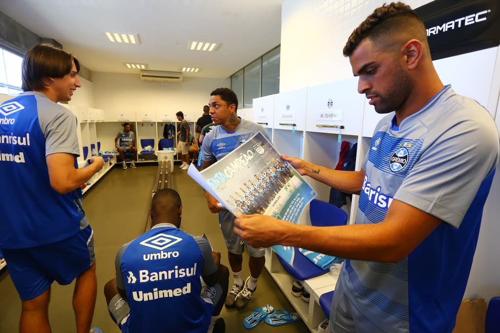 Grêmio presenteia jogadores com pôster do título da Copa do Brasil