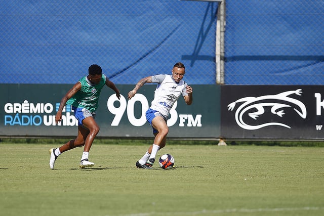 Everton sobre a disputa por posição no Grêmio: O grupo sai ganhando