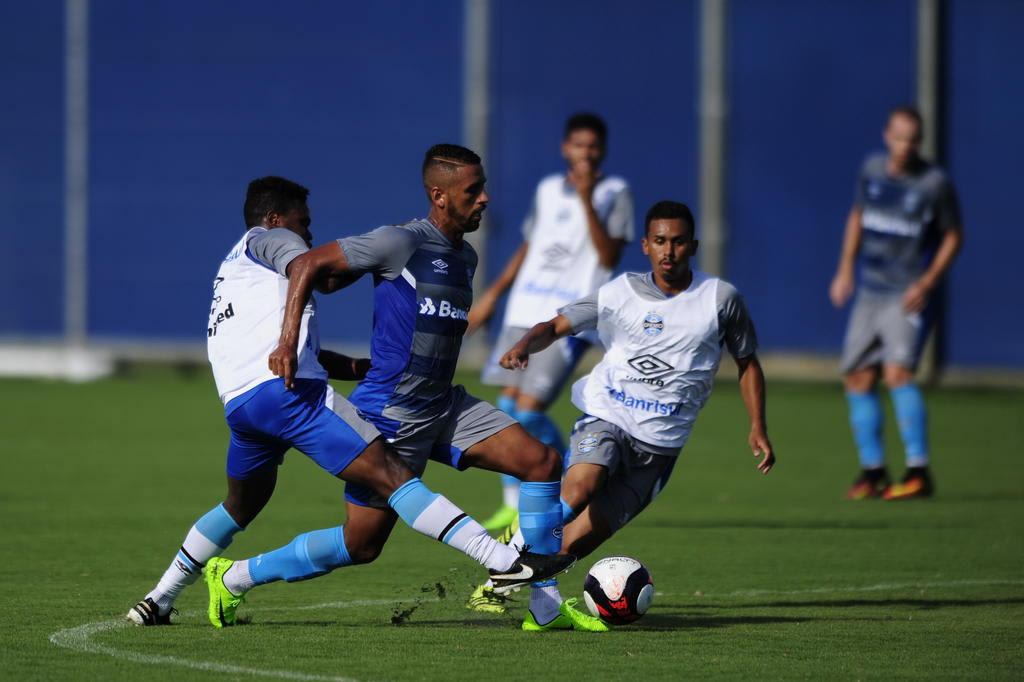 Michel deve substituir Maicon no jogo contra o Cruzeiro-RS