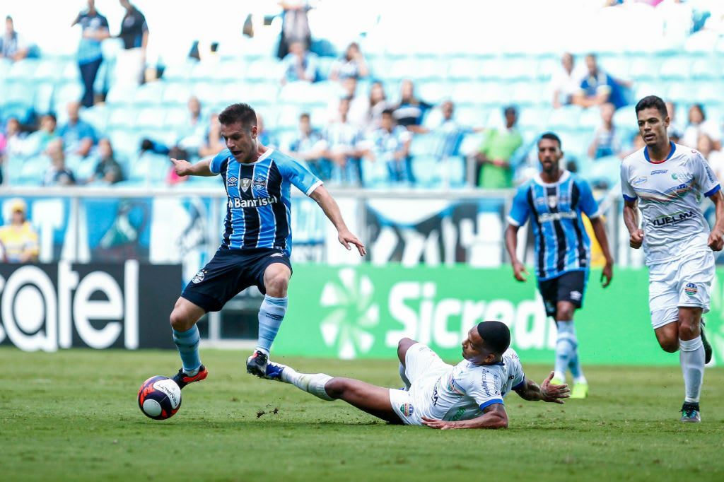 Sem Douglas, Ramiro vira peça fundamental no meio gremista