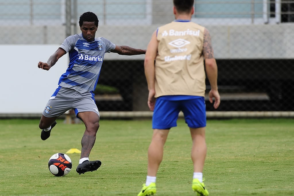 Bolaños e Maicon desfalcam Grêmio contra Fluminense e Atlético-PR