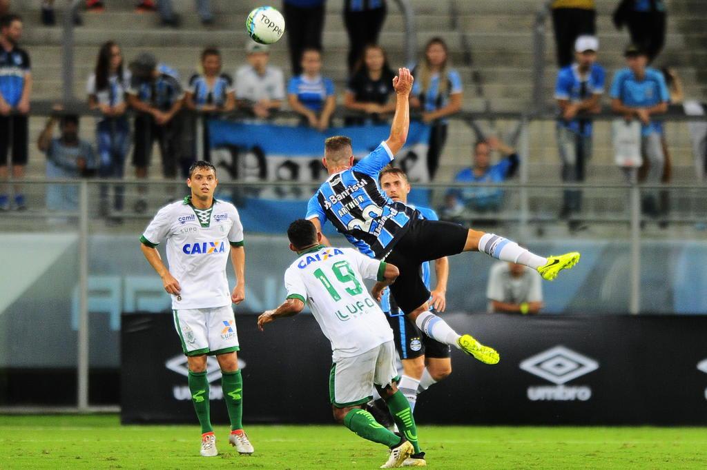 Após jogo contra o Grêmio, América-MG reclama no Twitter: Papelão do juiz e do adversário