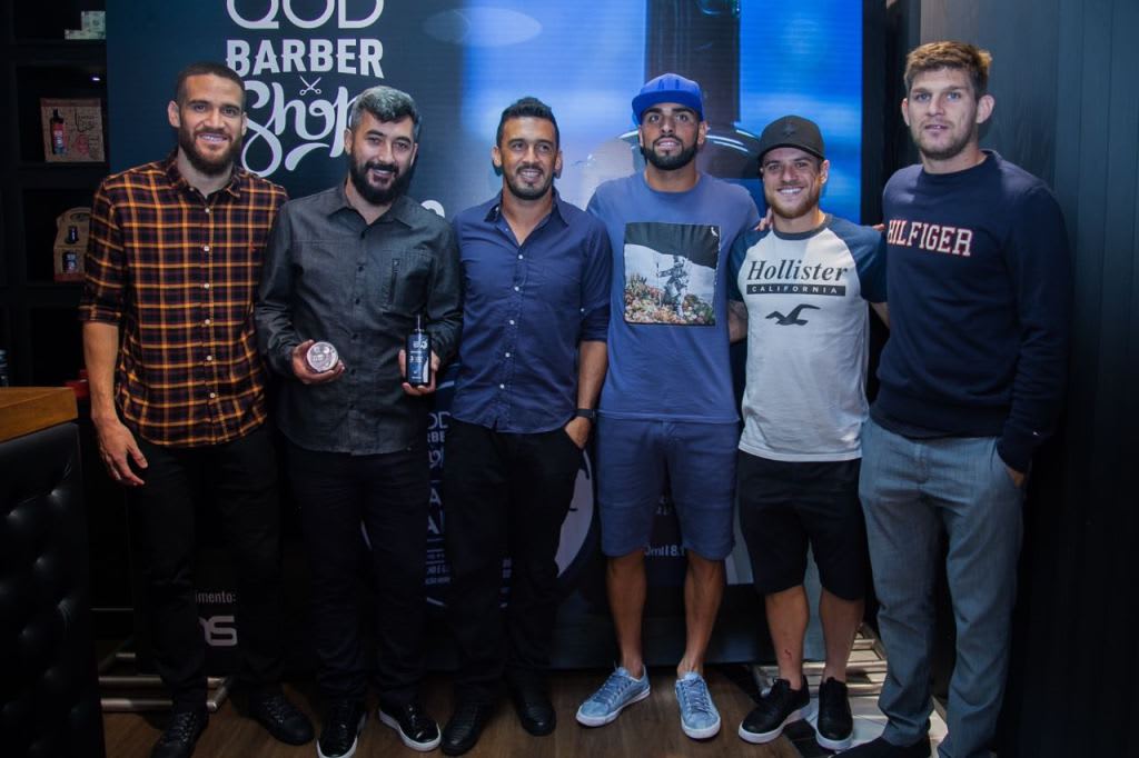 Com a presença de colegas do Grêmio, Douglas lança linha de produtos cosméticos