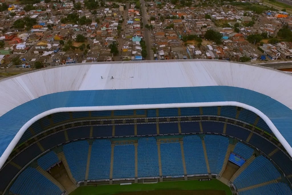 Para receber jogo Brasil x Equador, Arena realiza limpeza da cobertura