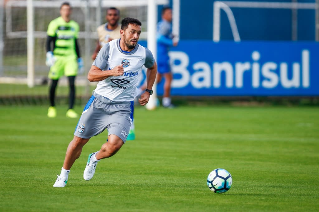 Edílson, Maicon e Bolaños seguem fora do time do Grêmio na partida contra o Fluminense