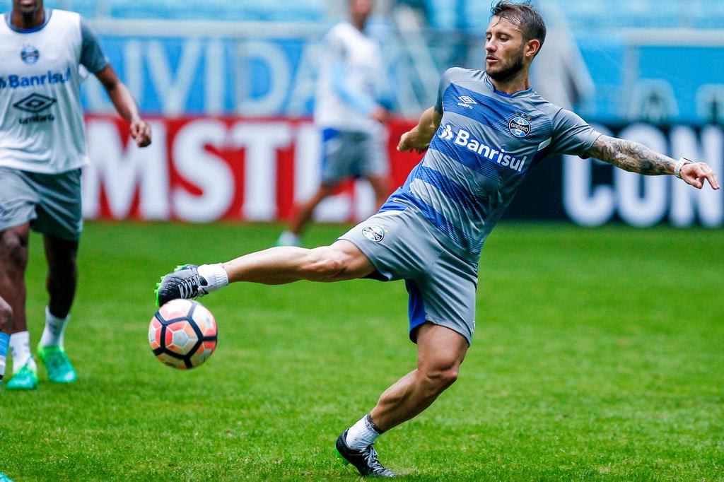 Três meses depois da chegada, Gata Fernández ganha, contra Zamora, sua maior chance no Grêmio