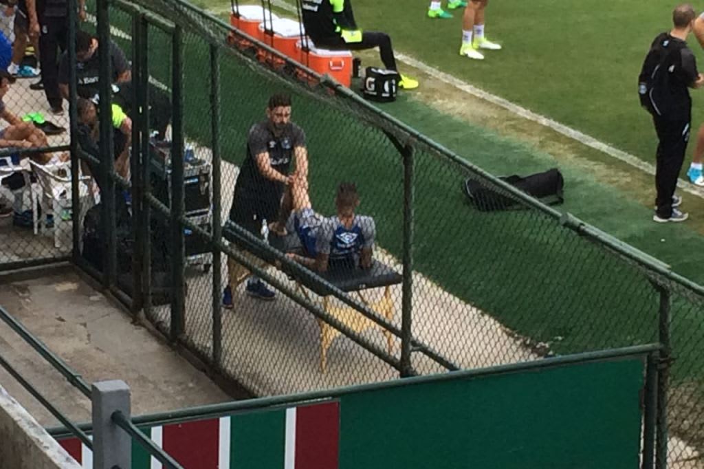 Luan recebe tratamento no joelho esquerdo antes de treino do Grêmio