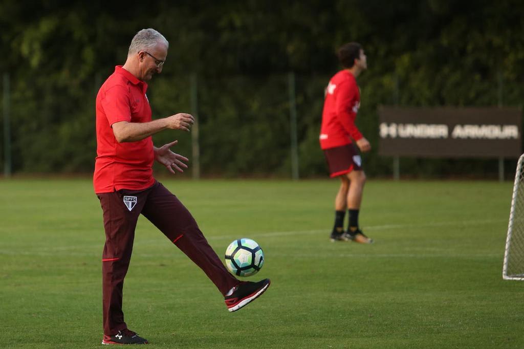 Dorival exalta estilo do Grêmio: A essência do futebol brasileiro se resume a essa equipe