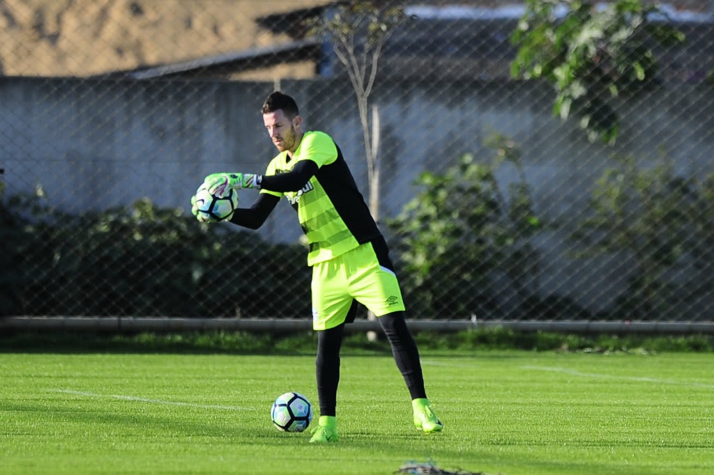 Antes da apresentação, Paulo Victor faz primeiro treino com o grupo do Grêmio