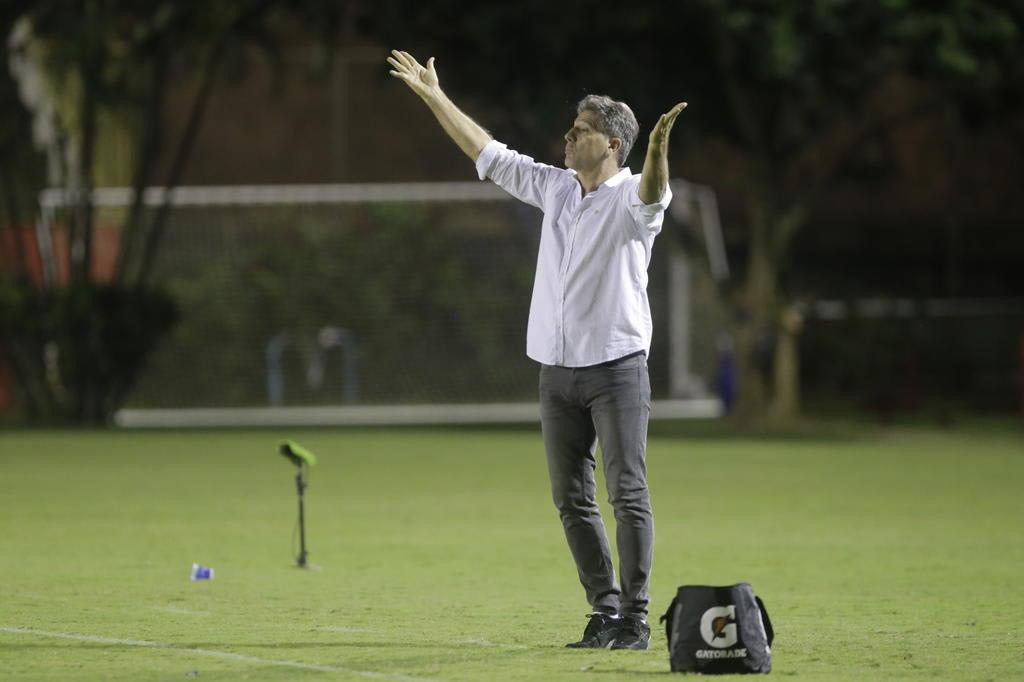 Renato elogia desempenho contra o Vitória: O Grêmio é um exemplo