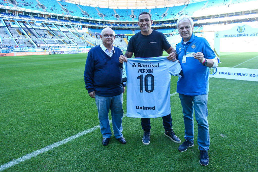 Werdum recebe carteirinha de cônsul itinerante do Grêmio