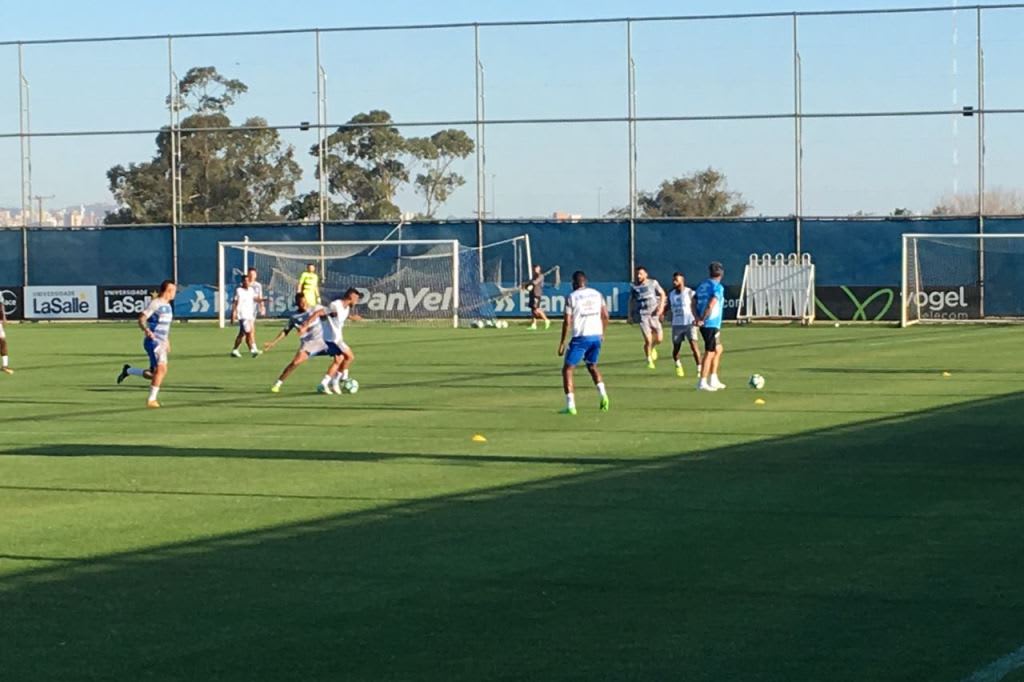 Na reapresentação após vitória na Copa do Brasil, Renato comanda treino dos reservas no CT