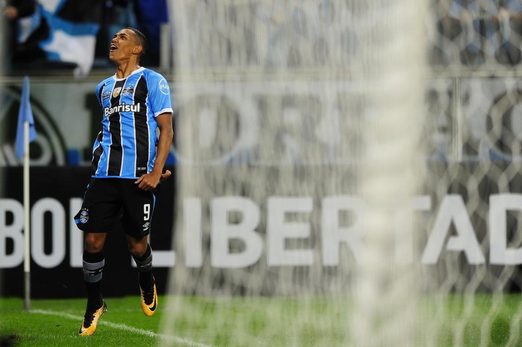 Pedro Rocha trata detalhes de saída e é ausência em treino do Grêmio
