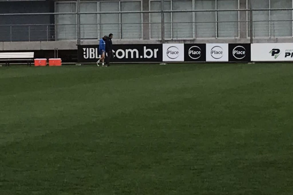 Douglas sente dores em joelho operado e deixa treino do Grêmio