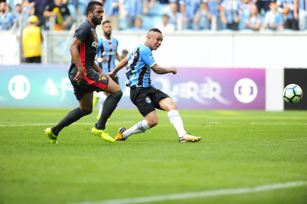 Em tarde de Edílson e Fernandinho, Grêmio massacra o Sport e diminui diferença para o Corinthians