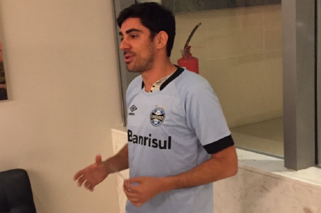 Botafoguense fanático, Marcelo Adnet visita hotel do Grêmio e veste a camisa celeste