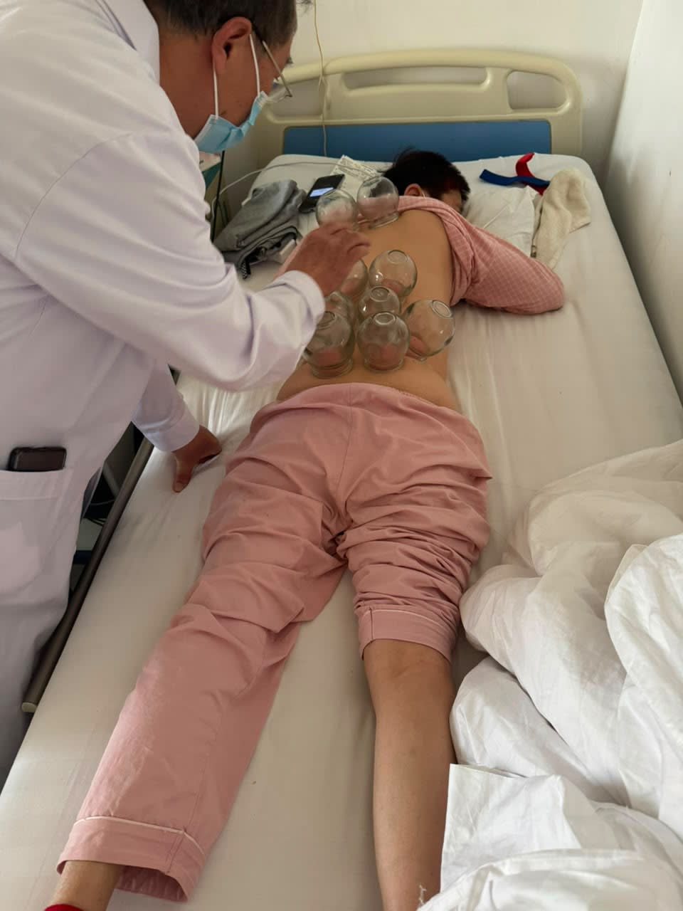 Advanced kidney disease treatment procedure performed by nephrology specialists at an international kidney hospital in China.