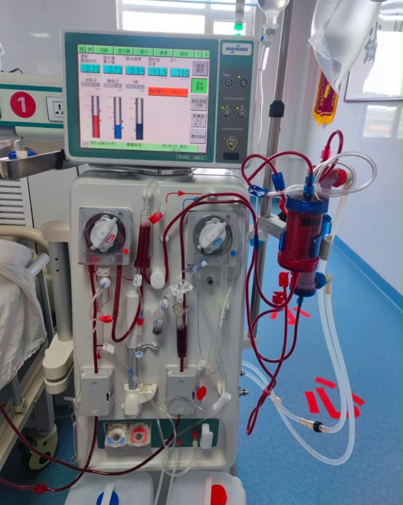 Clinical facilities and patient care supporting chronic kidney disease treatment at an international kidney hospital.
