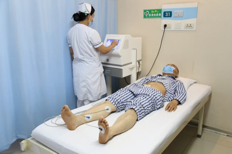Advanced kidney disease treatment procedure performed by nephrology specialists at an international kidney hospital in China.
