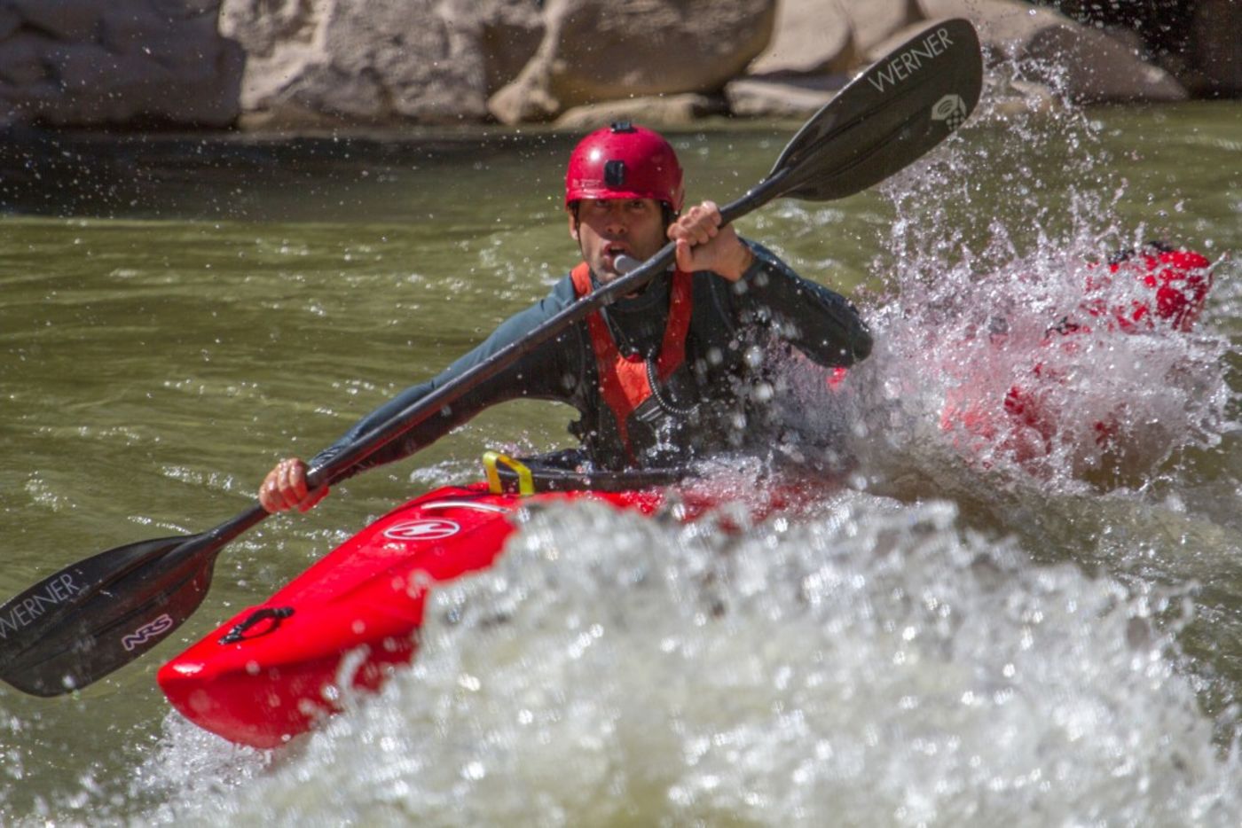 Erik Weihenmayer en un kayak Erik Weihenmayer en un kayak