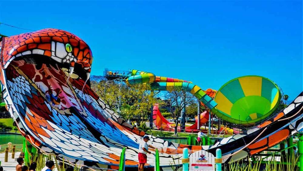 Tour Six Flags Hurricane Harbor