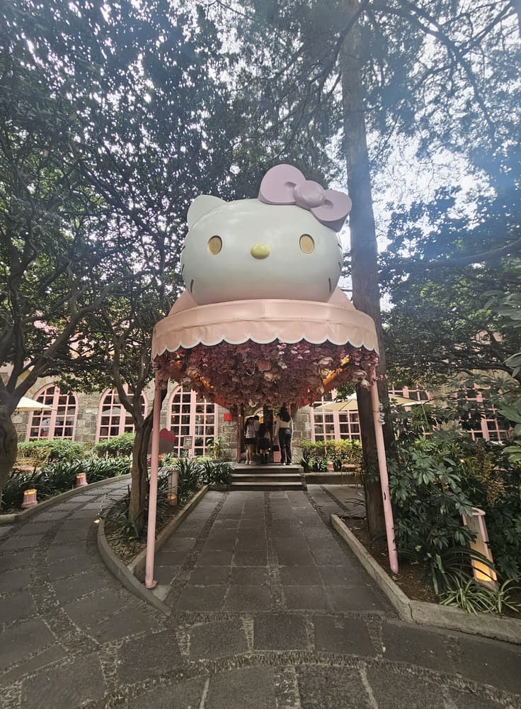 Tour Hello Kitty Café