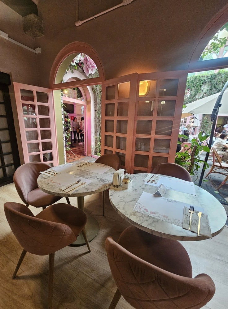Tour Hello Kitty Café