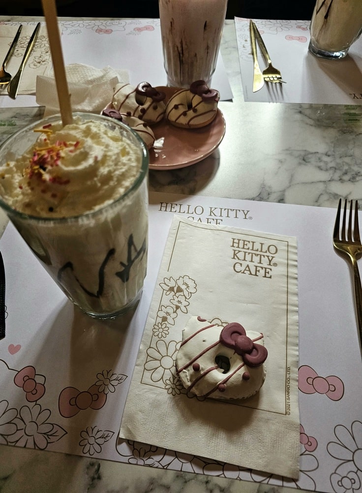 Tour Hello Kitty Café