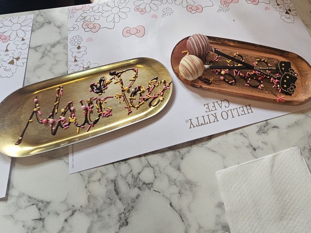 Tour Hello Kitty Café