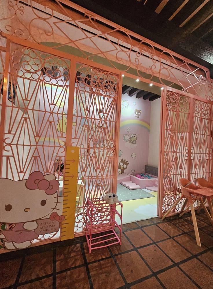 Tour Hello Kitty Café