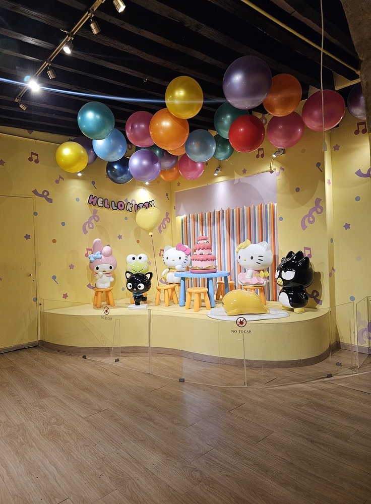 Tour Hello Kitty Café