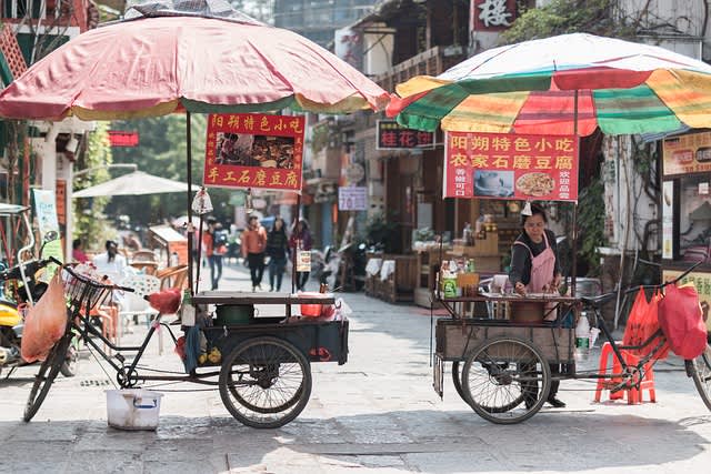 china-6788187_640 Image of Chinese street vendors with carts to illustrate our Chinese translation services page