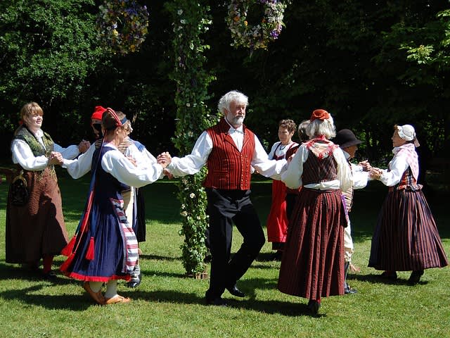 folk-dance-5640 Folk dance group in Sweden for our English Swedish professional translations page