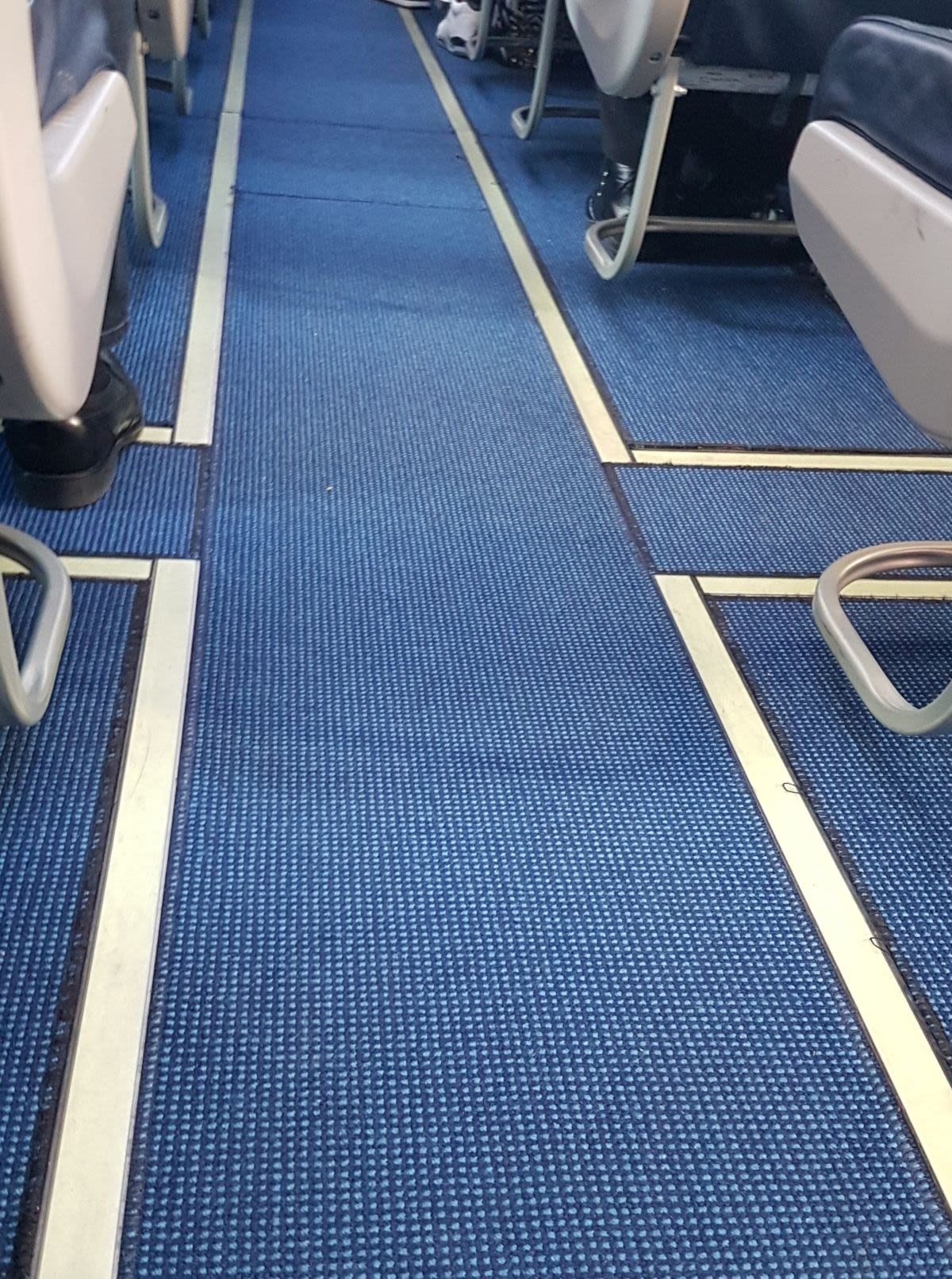 מושבי מעבר במטוס מושבי מעבר במטוס