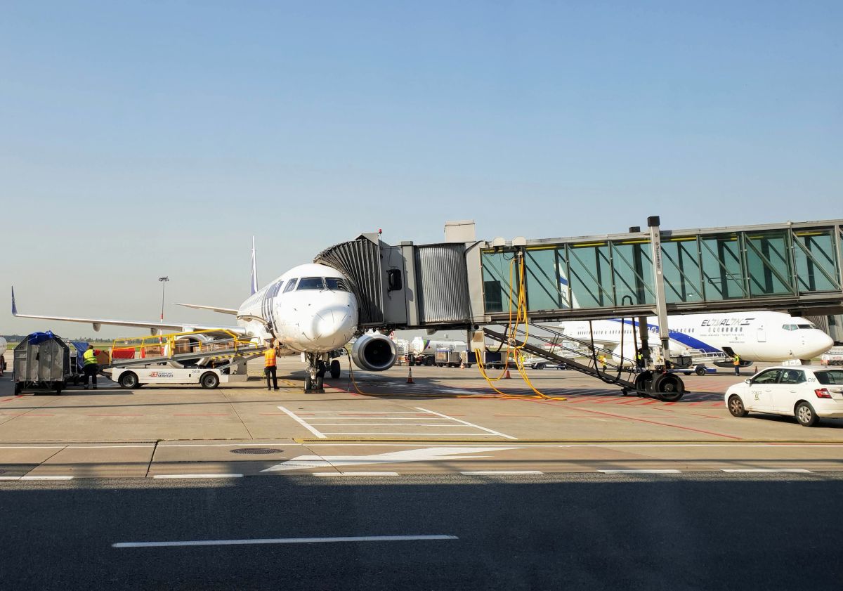 תצפית על מטוסי LOT ואל על בשטח האווירי מטרקלין לוט תצפית על מטוסי LOT ואל על בשטח האווירי מטרקלין לוט
