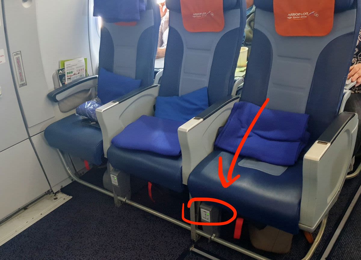 מיקומם של שקעי החשמל להטענת פלאפון ולפטופ במטוס מיקומם של שקעי החשמל להטענת פלאפון ולפטופ במטוס