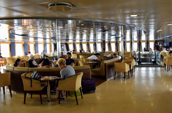 שיט עם רכב בקרואטיה בין האיים: תמונות מבפנים שיט עם רכב בקרואטיה בין האיים: תמונות מבפנים
