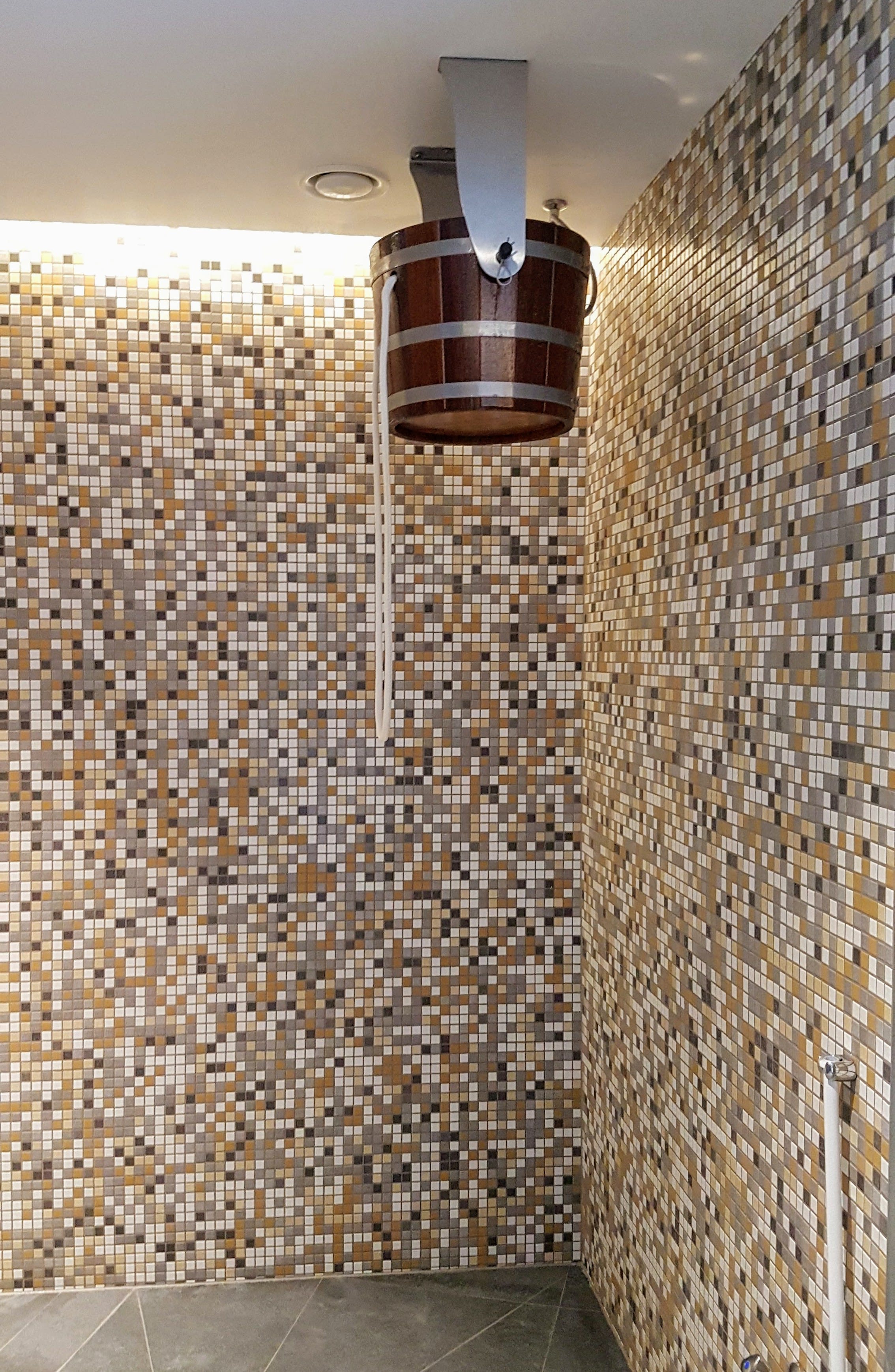 דלי מים קרים, לשימוש בצאתכם מהסאונה במלון הספא האוסטרי דלי מים קרים לשימוש בצאתכם מהסאונה במלון הספא האוסטרי