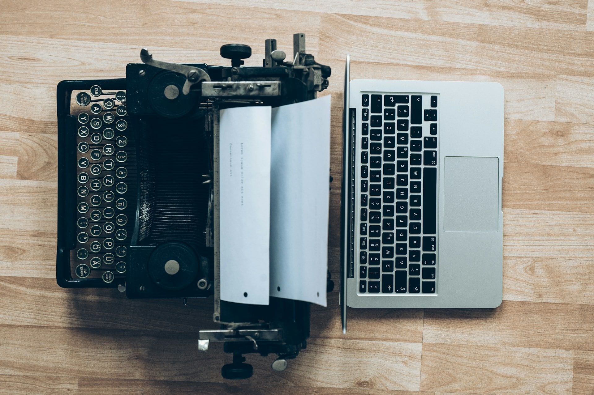 A typewriter and a Macbook back to back in a comparison