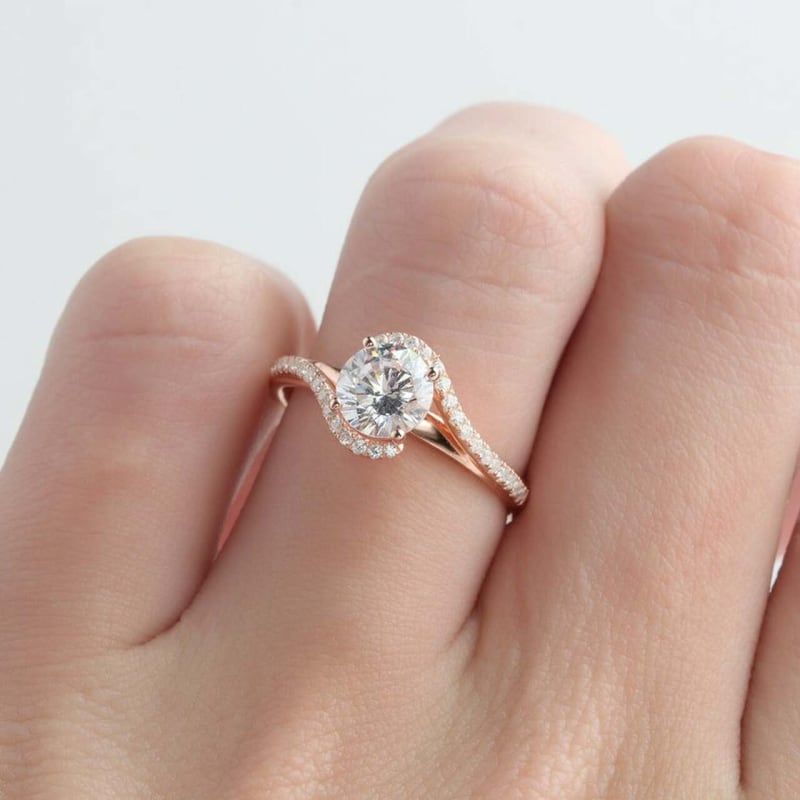 1.0CT Round Brilliant Cut Unique Twisted Halo Engagement Ring
