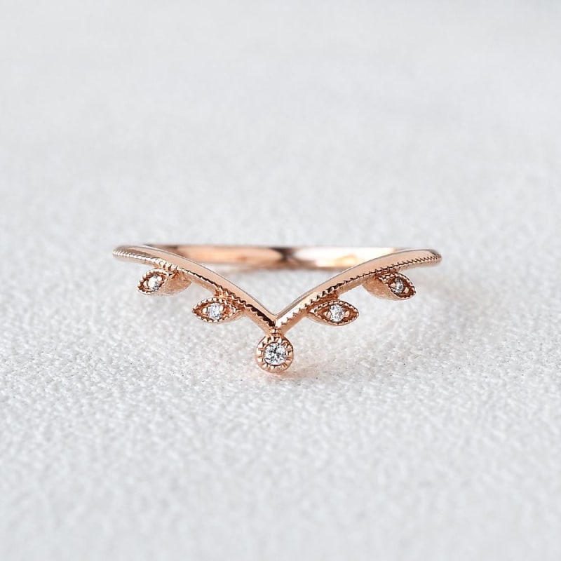Round Brilliant Cut Curved Vintage Style Wedding Band